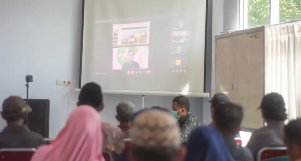 Farmers and chicken breeders attending the welfare seminar